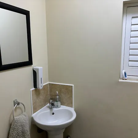 Affordable In A 4 Bedroom House Апартаменты