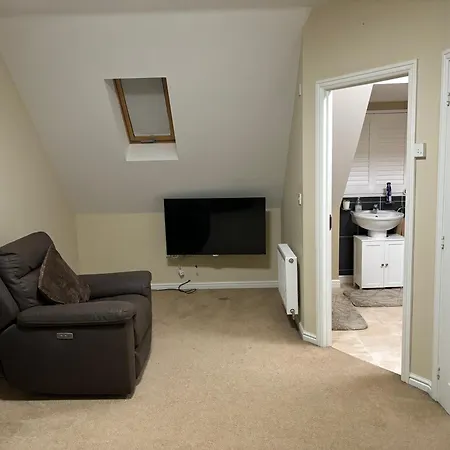 Affordable In A 4 Bedroom House Apartmán *