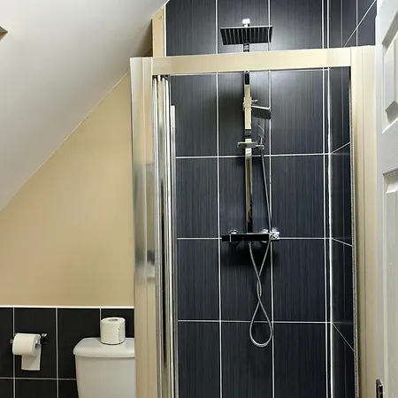 Affordable In A 4 Bedroom House Apartmán Manchester