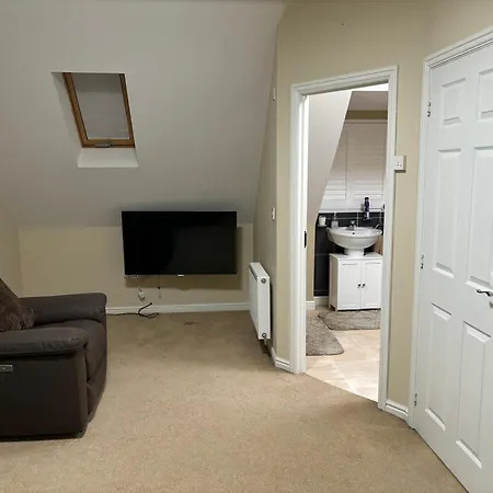 Affordable In A 4 Bedroom House Apartmán