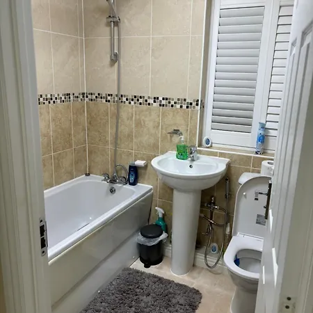 Affordable In A 4 Bedroom House Апартаменты Манчестер