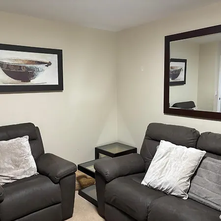 Affordable In A 4 Bedroom House Манчестер