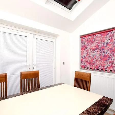 Cozy Place In Salford, Sleeps 8, 4 Bedroom, 5 Beds * Manchester