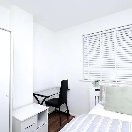 Cozy Place In Salford, Sleeps 8, 4 Bedroom, 5 Beds * Manchester