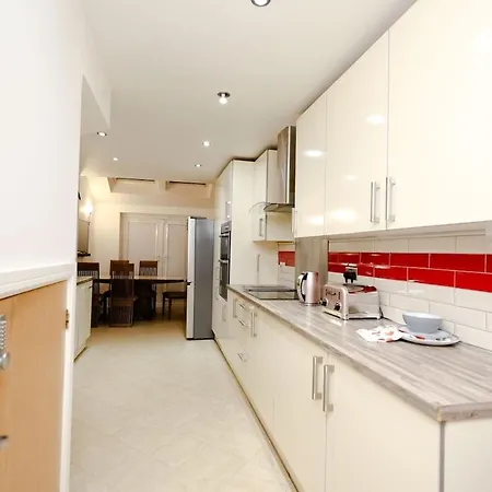 Cozy Place In Salford, Sleeps 8, 4 Bedroom, 5 Beds Apartment *