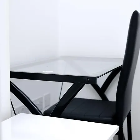 Cozy Place In Salford, Sleeps 8, 4 Bedroom, 5 Beds *