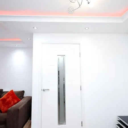 Cozy Place In Salford, Sleeps 8, 4 Bedroom, 5 Beds * Manchester