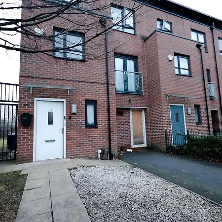 Apartment Cozy Place In Salford, Sleeps 8, 4 Bedroom, 5 Beds Manchester