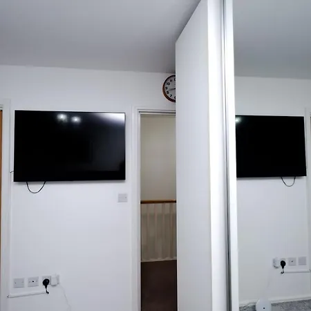 Cozy Place In Salford, Sleeps 8, 4 Bedroom, 5 Beds *