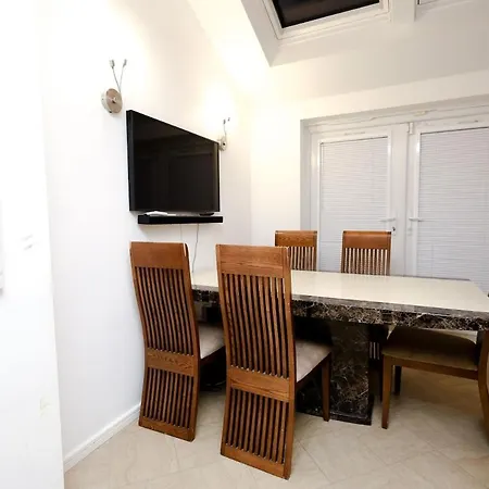 Cozy Place In Salford, Sleeps 8, 4 Bedroom, 5 Beds 曼彻斯特