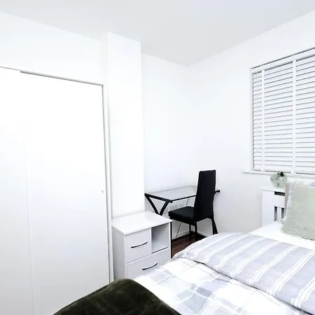 Cozy Place In Salford, Sleeps 8, 4 Bedroom, 5 Beds アパート *