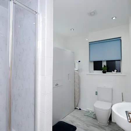 Apartment Cozy Place In Salford, Sleeps 8, 4 Bedroom, 5 Beds *