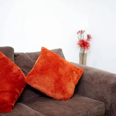 Cozy Place In Salford, Sleeps 8, 4 Bedroom, 5 Beds Apartment