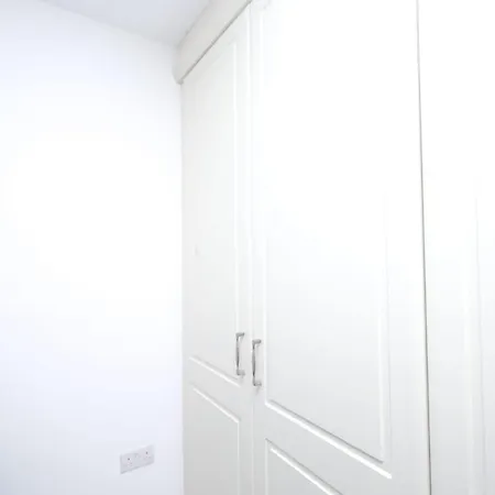 Apartment Cozy Place In Salford, Sleeps 8, 4 Bedroom, 5 Beds *