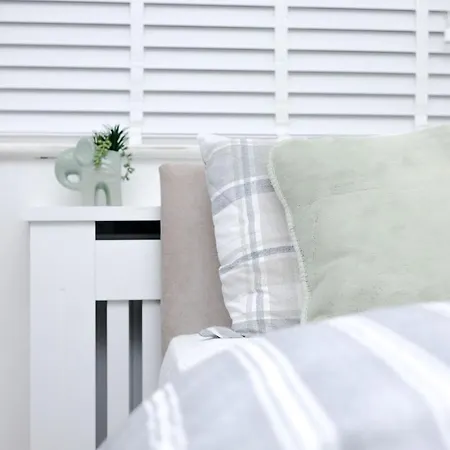 Cozy Place In Salford, Sleeps 8, 4 Bedroom, 5 Beds