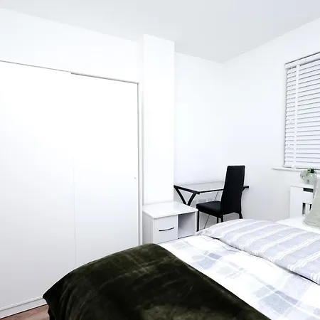 Cozy Place In Salford, Sleeps 8, 4 Bedroom, 5 Beds 公寓