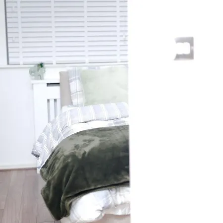 Cozy Place In Salford, Sleeps 8, 4 Bedroom, 5 Beds Apartment *