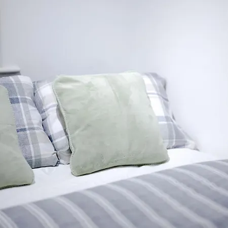Apartment Cozy Place In Salford, Sleeps 8, 4 Bedroom, 5 Beds Manchester