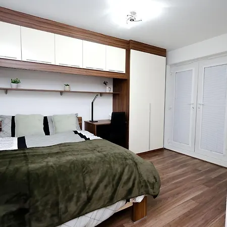 Cozy Place In Salford, Sleeps 8, 4 Bedroom, 5 Beds *