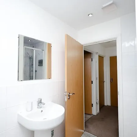 Cozy Place In Salford, Sleeps 8, 4 Bedroom, 5 Beds 曼彻斯特