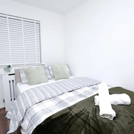 Cozy Place In Salford, Sleeps 8, 4 Bedroom, 5 Beds
