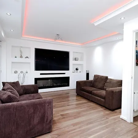 Cozy Place In Salford, Sleeps 8, 4 Bedroom, 5 Beds Apartment