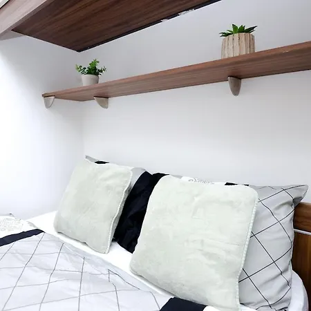 Apartment Cozy Place In Salford, Sleeps 8, 4 Bedroom, 5 Beds *