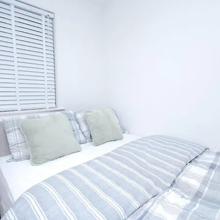 Apartment Cozy Place In Salford, Sleeps 8, 4 Bedroom, 5 Beds Manchester