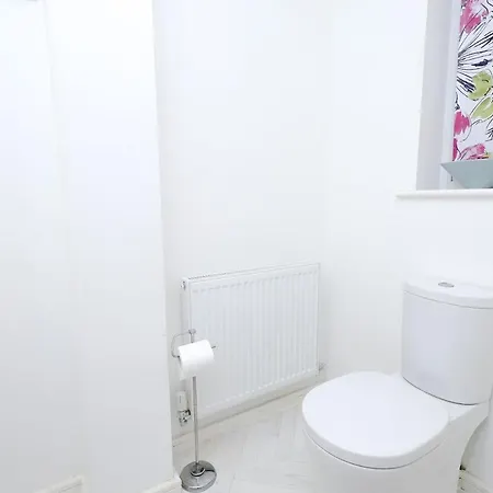 Cozy Place In Salford, Sleeps 8, 4 Bedroom, 5 Beds