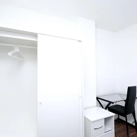 Cozy Place In Salford, Sleeps 8, 4 Bedroom, 5 Beds Apartment *