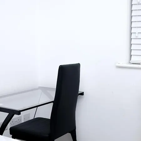 Cozy Place In Salford, Sleeps 8, 4 Bedroom, 5 Beds Apartment Manchester