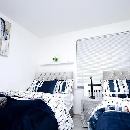 Cozy Place In Salford, Sleeps 8, 4 Bedroom, 5 Beds *