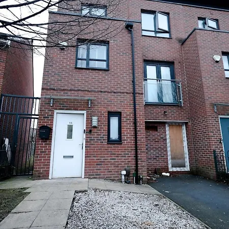 Cozy Place In Salford, Sleeps 8, 4 Bedroom, 5 Beds * Manchester