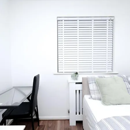 Cozy Place In Salford, Sleeps 8, 4 Bedroom, 5 Beds Apartment