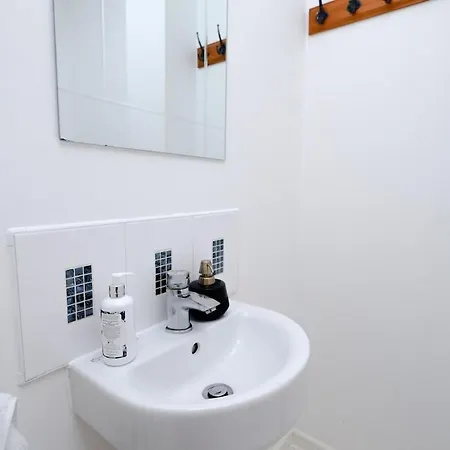 Cozy Place In Salford, Sleeps 8, 4 Bedroom, 5 Beds アパート *