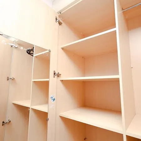 Apartment Cozy Place In Salford, Sleeps 8, 4 Bedroom, 5 Beds *