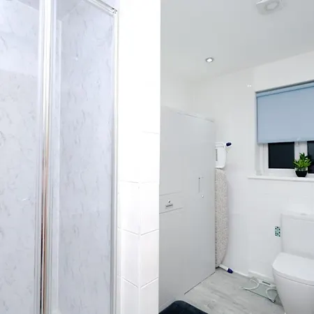 Apartment Cozy Place In Salford, Sleeps 8, 4 Bedroom, 5 Beds Manchester