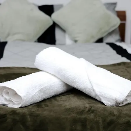 Cozy Place In Salford, Sleeps 8, 4 Bedroom, 5 Beds *