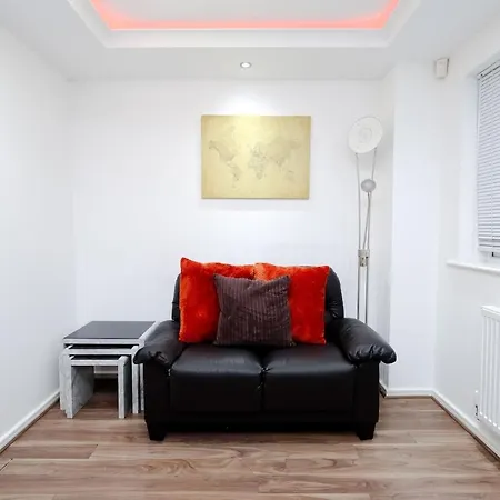 Cozy Place In Salford, Sleeps 8, 4 Bedroom, 5 Beds * Manchester