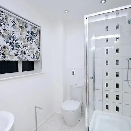 Cozy Place In Salford, Sleeps 8, 4 Bedroom, 5 Beds