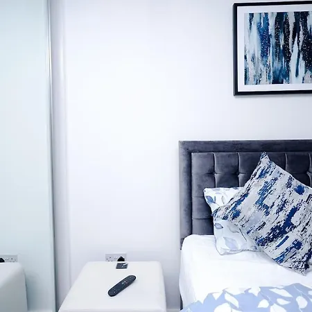 Cozy Place In Salford, Sleeps 8, 4 Bedroom, 5 Beds 公寓