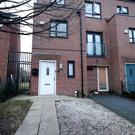 Apartment Cozy Place In Salford, Sleeps 8, 4 Bedroom, 5 Beds