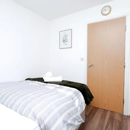 Apartment Cozy Place In Salford, Sleeps 8, 4 Bedroom, 5 Beds Manchester
