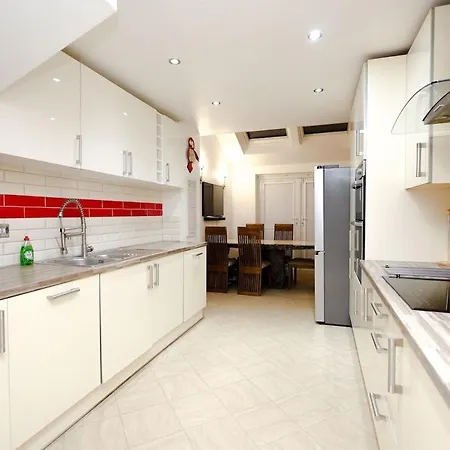 Cozy Place In Salford, Sleeps 8, 4 Bedroom, 5 Beds *