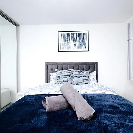 Cozy Place In Salford, Sleeps 8, 4 Bedroom, 5 Beds Manchester