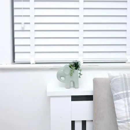 Cozy Place In Salford, Sleeps 8, 4 Bedroom, 5 Beds * Manchester