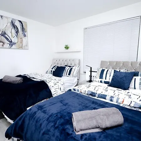 Cozy Place In Salford, Sleeps 8, 4 Bedroom, 5 Beds