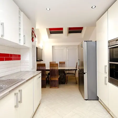 Cozy Place In Salford, Sleeps 8, 4 Bedroom, 5 Beds Apartment