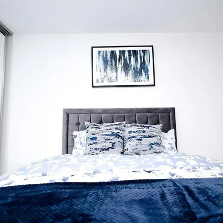 Apartment Cozy Place In Salford, Sleeps 8, 4 Bedroom, 5 Beds