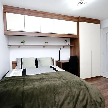 Cozy Place In Salford, Sleeps 8, 4 Bedroom, 5 Beds Apartment *